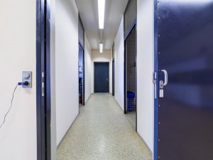 Zugang Produktion, links Betriebsleiter, rechts Sanitärräume