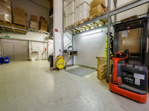 Palettenwaage und Zugang zur Laderampe im Hintergrund